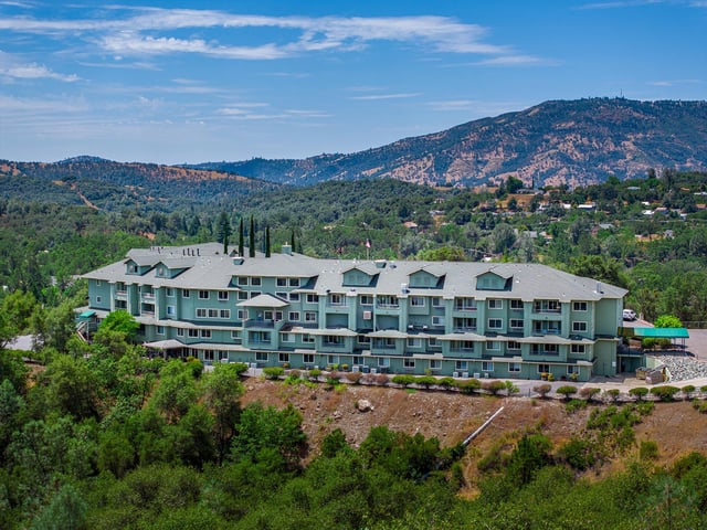 Foothill_Village_Exterior_10